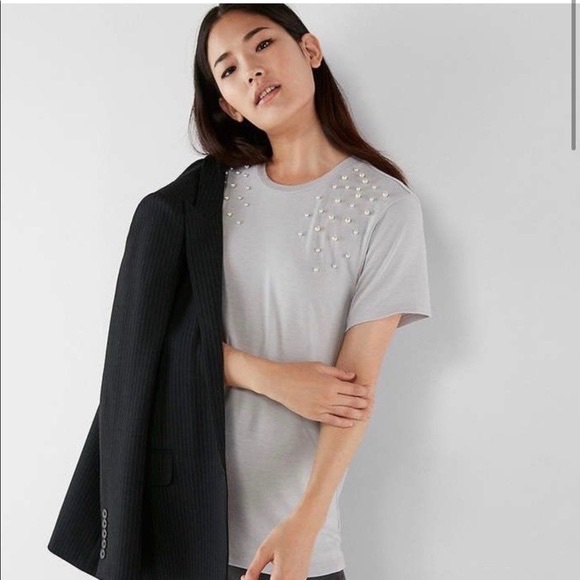 ✨ Express Pearl Accented T-Shirt - Size Medium - Picture 1 of 5